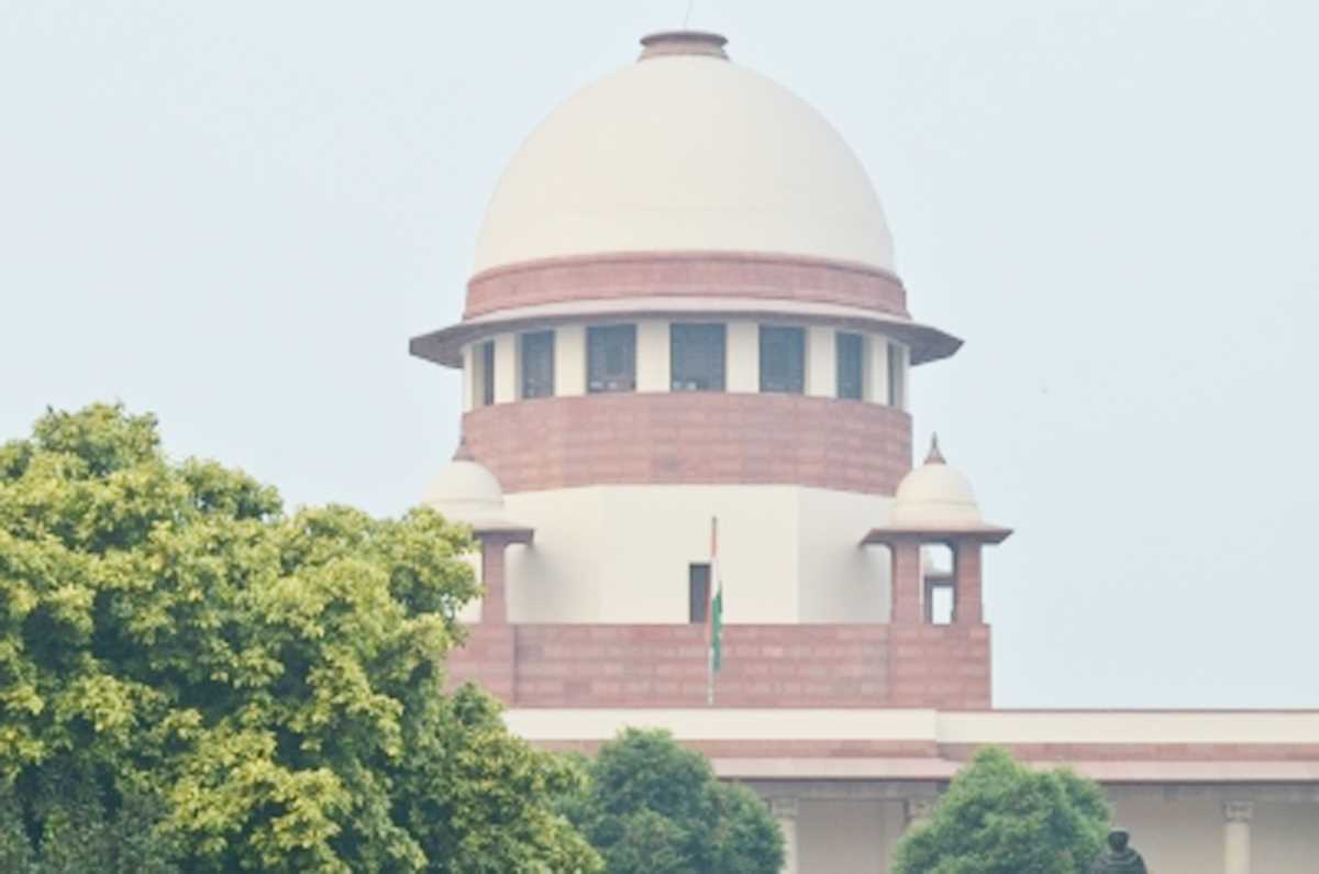 शिवसेना-यूबीटी ने महाराष्ट्र के सीएम शिंदे, स्पीकर नार्वेकर के बीच मुलाकात पर आपत्ति जताते हुए सुप्रीम कोर्ट का रुख किया